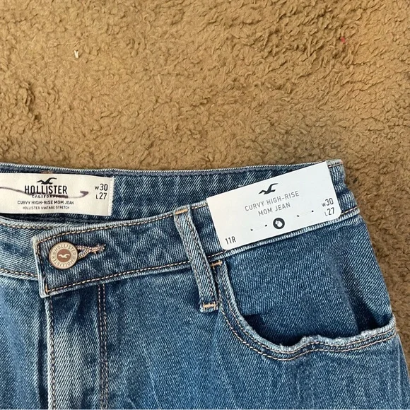 NWT!! Hollister curvy high rise mom jean - Picture 3 of 3